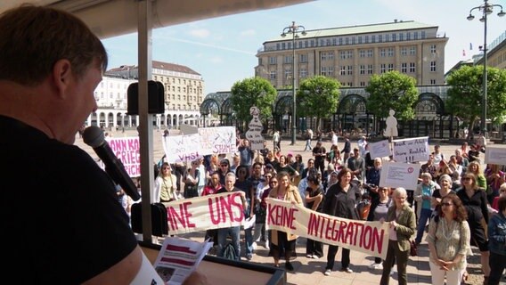 Volkshochschulmitarbeitende demonstrieren auf dem Hamburger Rathausmarkt. © Screenshot 