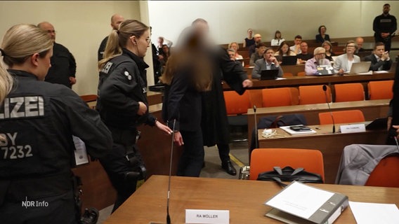 Die angeklagte Ärztin wird in den Gerichtssaal geführt. © Screenshot 