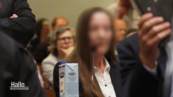 Eine der Angeklagten im Gerichtssaal. © Screenshot 