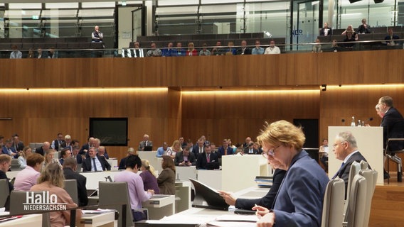Sitzung im Landtag - Blick aus dem Saal Richtung Zuschauertribüne. © Screenshot 