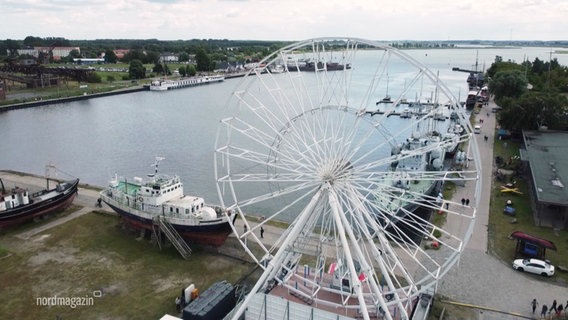 Ein Riesenrad am Hafen, Luftaufnahme. © Screenshot 