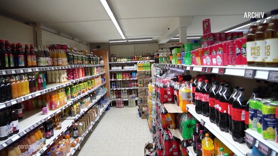 Ein Supermarktregal mit Softdrinks und Säften. © Screenshot 