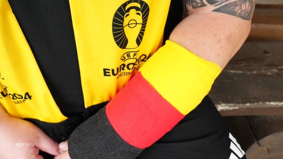 Ein Gips-Arm in Deutschlandfarben. © Screenshot 