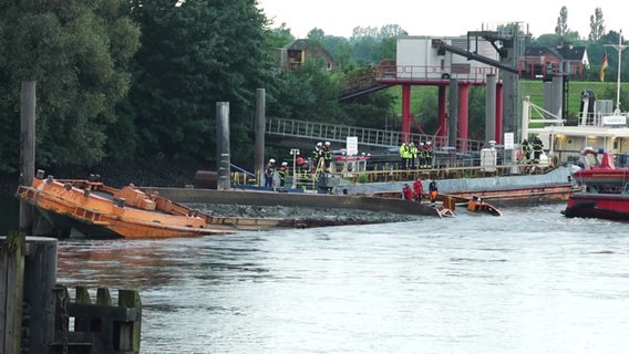 Eine Hafenschute im ist im Hamburger Hafen zur Hälfte gesunken. © NEWS5 