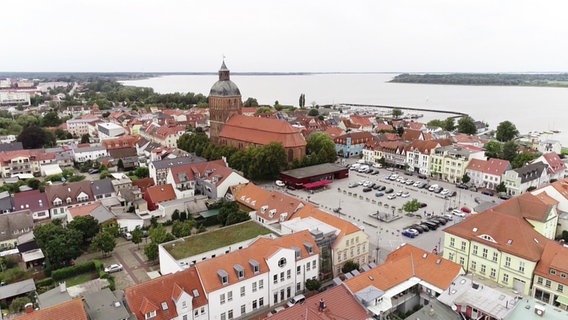 Die Innenstadt von Ribnitz-Damgarten aus der Vogelperspektive - im Hintergrund ist der Saaler Bodden zu sehen. © Screenshot 