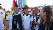 Hannah Bird interviewt Deutschland-Fans in der Fan Zone im Hamburger Stadtteil St. Pauli. © Screenshot 