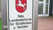 Ein Schild mit dem Niedersächsischen Landeswappen und der Aufschrift Nds. Behörde für Straßenbau u. Verkehr © Screenshot 