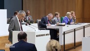 Abgeordnete der Niedersächsischen Landesregierung während einer Debatte im Landtag. © Screenshot 