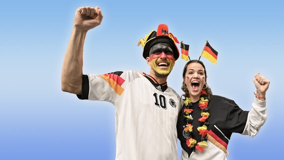 Zwei Deutschlandfans in Trikots und mit Fan-Accessoires. (extra 3 vom 20.06.2024 im Ersten) © NDR 