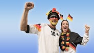 Zwei Deutschlandfans in Trikots und mit Fan-Accessoires. (extra 3 vom 20.06.2024 im Ersten) © NDR 
