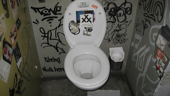 Eine vollgeschmierte, schmutzige Schultoilette. (extra 3 vom 20.06.2024 im Ersten) © NDR 