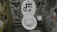 Eine vollgeschmierte, schmutzige Schultoilette. (extra 3 vom 20.06.2024 im Ersten) © NDR 