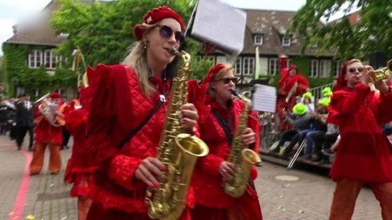 Saxophon spielende Frauen © Screenshot 