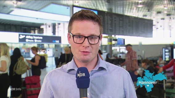 NDR Reporter Bertil Starke spricht in ein Mikrofon © Screenshot 
