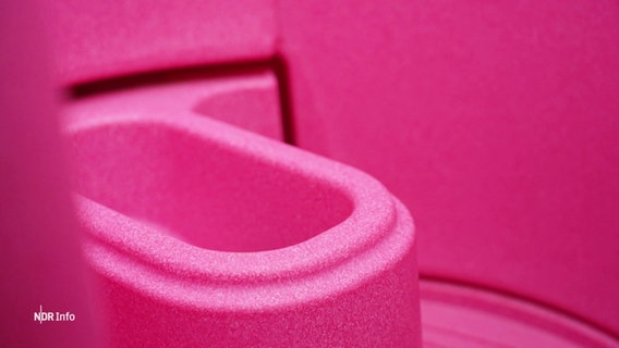 Ein pinkes Frauen-Urinal © Screenshot 