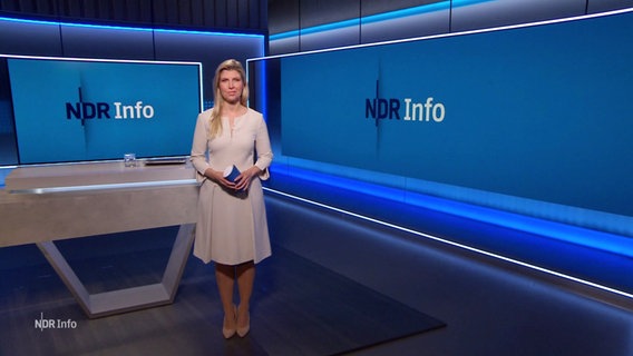 Moderatorin Bibiana Barth im Studio von NDR Info. © Screenshot 