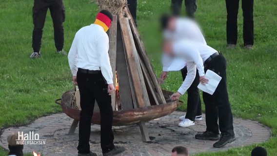 "Jungen Nationalisten" zünden ein Feuer an. © Screenshot 