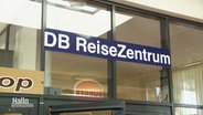 DB Reisezentrum steht auf einem Schild. © Screenshot 