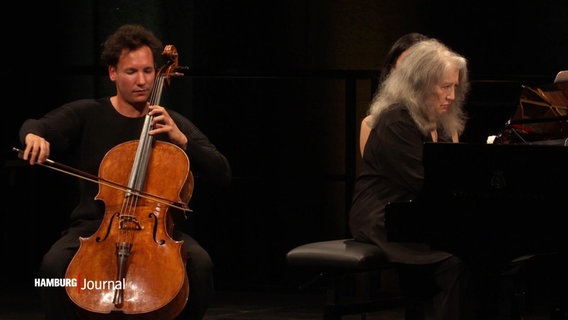 Martha Argerich am Flügel, neben ihr ein Cellist. © Screenshot 