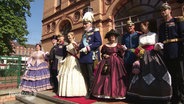 Ein Gruppe von Menschen in historischen Kostümen. © Screenshot 