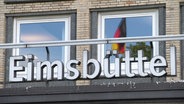 An einem Gebäude ist mit großen Buchstaben die Aufschrift "Eimsbüttel" zu lesen. © Screenshot 