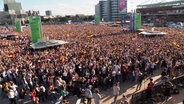 Menschenmassen auf dem EM-Fanfest auf dem Heiligengeistfeld 2024. © Screenshot 