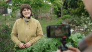 Frau im Garten © Screenshot 