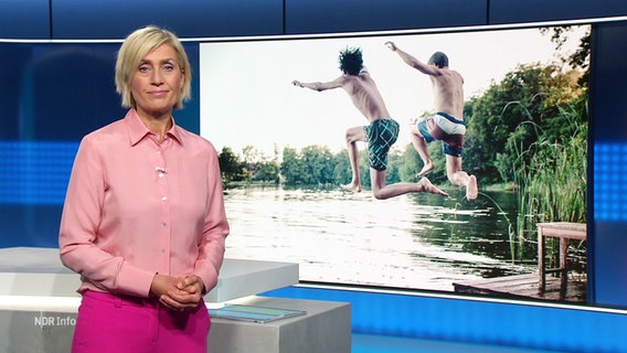 Susanne Stichler moderiert NDR Info. © Screenshot 