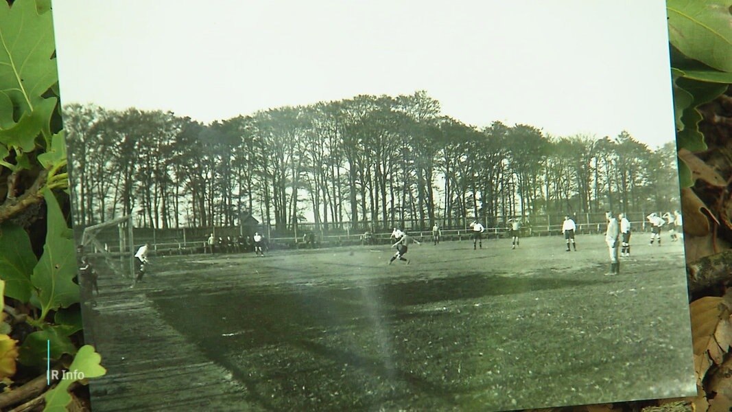 Ein Foto zeigt ein Fußballspiel.