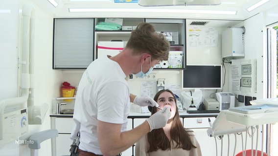 Ein Zahnarzt behandelt eine Patientin. © Screenshot 