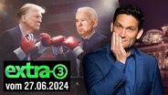 Präsidentschaftskandidat Donald Trump und US-Präsident Joe Biden in Boxhandschuhen. Daneben Moderator Christian Ehring. (extra 3 vom 27.06.2024 im Ersten) © NDR 