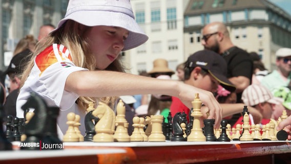 Schüler*innen spielen Schach auf dem Hamburger Rathausmarkt. © Screenshot 