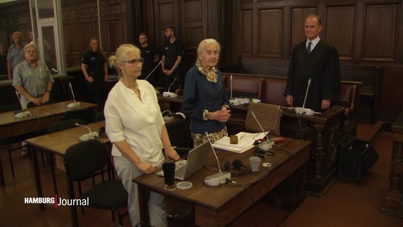 Holocaust-Leugnerin Ursula Haverbeck steht in einem Gerichtssaal. © Screenshot 
