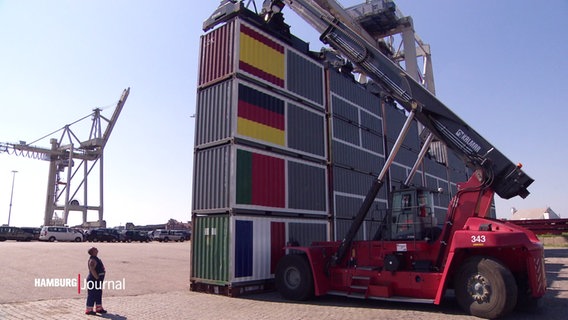 Frachtcontainer sind mit verschiedenen europäischen Landesflaggen bemalt. © Screenshot 