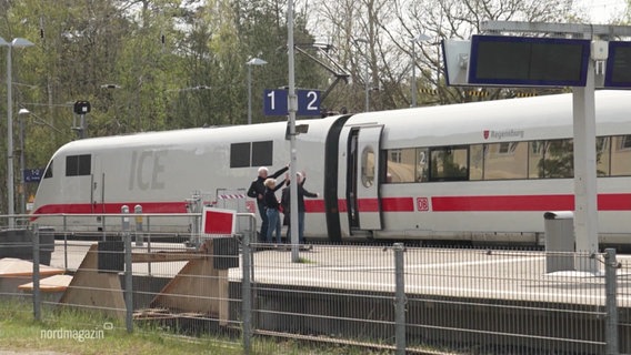 Ein ICE Zug an einem Bahnsteig. © Screenshot 