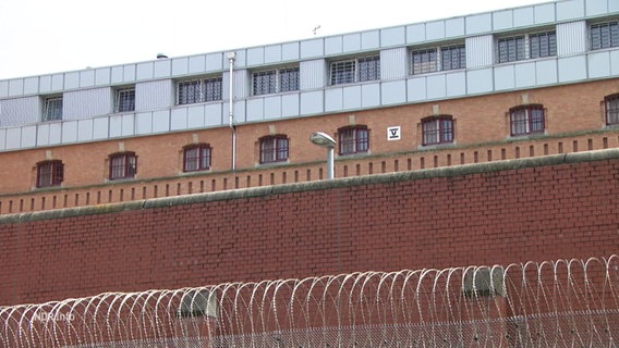 Ein Gefängnisgebäude von außen. © Screenshot 
