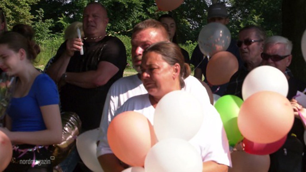 Die Teilnehmer haben beim Schweigemarsch von Finja bunte Luftballons in der Hand
