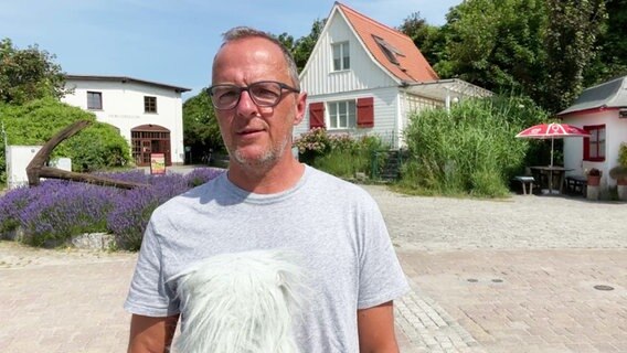Stefan Kreibohm moderiert das Wetter von der Insel Hiddensee. © Screenshot 