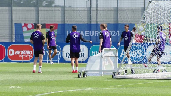 Ein Teil des DFB-Teams beim Training im Stadion. © Screenshot 