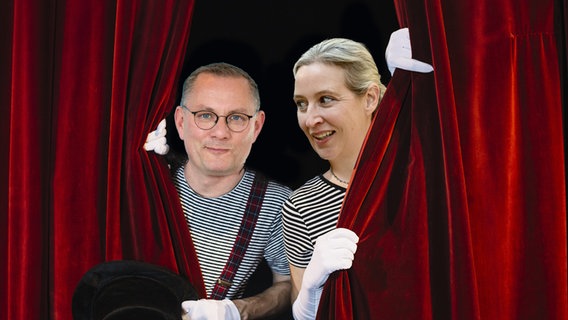 Tino Chrupalla und Alice Weidel von der AfD an einem roten Theater-Vorhang. (extra 3 vom 27.06.2024 im Ersten) © NDR 
