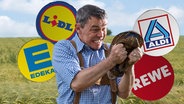 Ein wütender Bauer und um ihn herum Logos von Lidl, Aldi, Edeka und Rewe. (extra 3 vom 27.06.2024 im Ersten) © NDR 