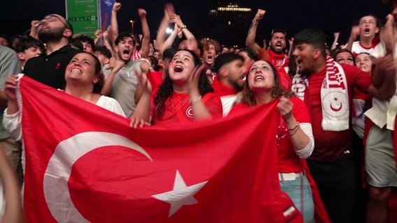 Fans der türkischen Mannschaft beim Feiern. © Screenshot 