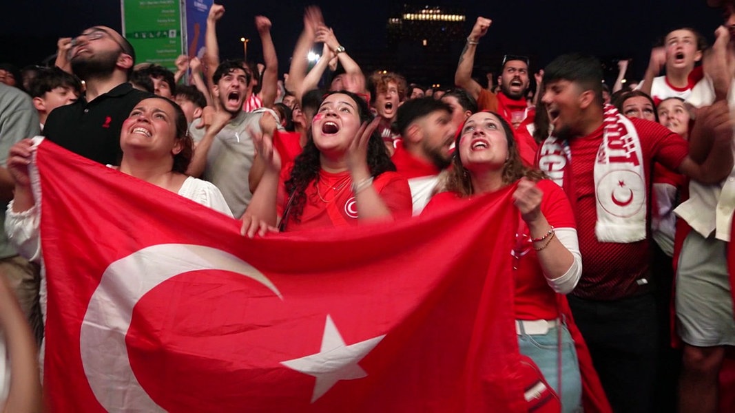 Fußball-EM: Türkische Fans feiern 2:1 Sieg gegen Tschechien