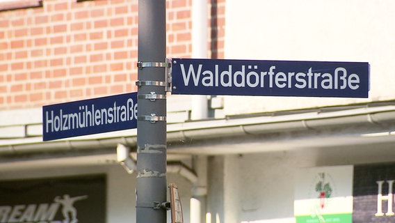 Ein Straßenschild mit den Aufschriften "Holzmühlenstraße" und "Walddörferstraße". © Screenshot 