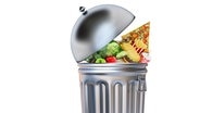 Ein Mülleimer mit Lebensmitteln. (extra 3 vom 27.06.2024 im Ersten) © NDR 