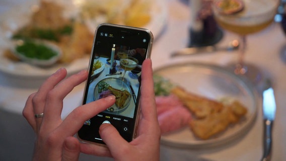 Eine Person fotografiert ihr Essen. © Screenshot 