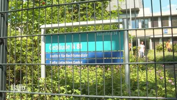 Institut für Rechtsmedizin steht auf einem Schild hinter einem Zaun . © Screenshot 