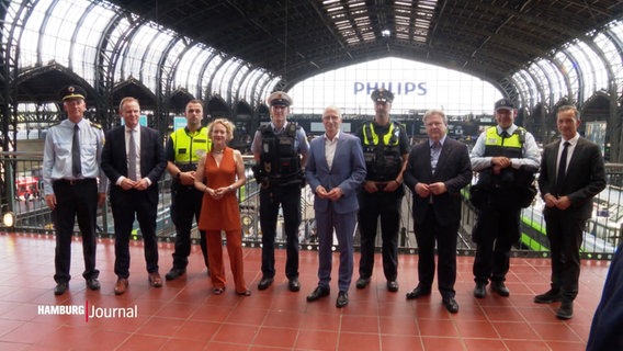 Bürgermeister Tschentscher im Gruppenbild mit Besuch aus Wien und Zürich und Polizeibegleitung am Hauptbahnhof. © Screenshot 