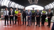 Bürgermeister Tschentscher im Gruppenbild mit Besuch aus Wien und Zürich und Polizeibegleitung am Hauptbahnhof. © Screenshot 