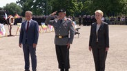 Schwerins OB Rico Badenschier und Ministerpräsidentin Manuela Schwesig - zwischen ihnen ein salutierender Soldat. © Screenshot 